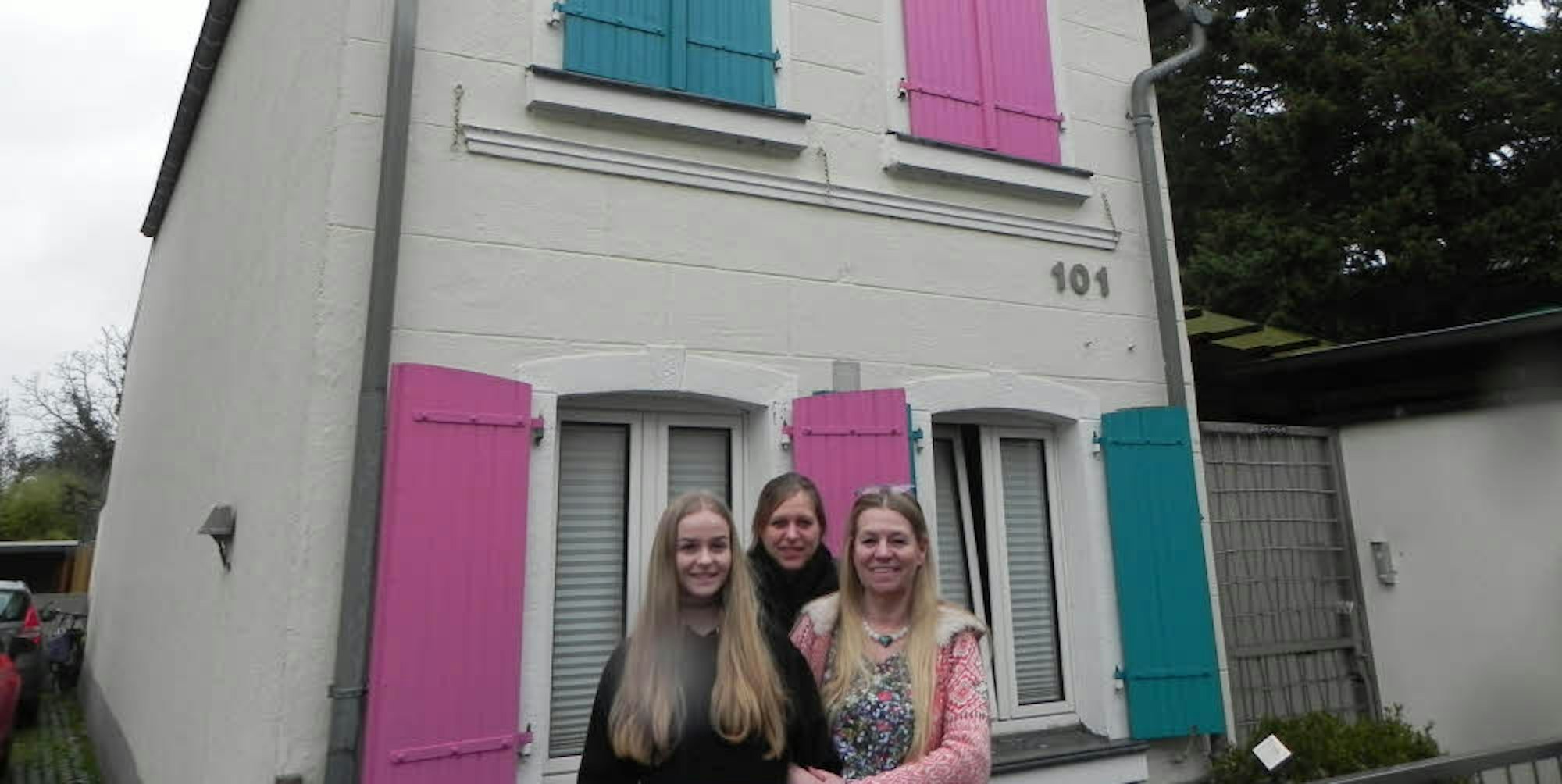 Gabi Weisner (r.) liebt Farbe und hat ihr Haus entsprechend umdekoriert.