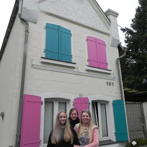 Gabi Weisner (r.) liebt Farbe und hat ihr Haus entsprechend umdekoriert.