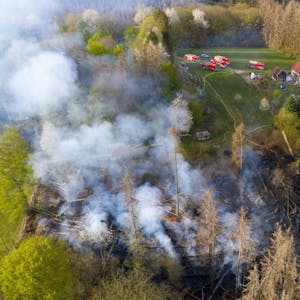 Vor erhöhter Brandgefahr (hier: ein Waldbrand bei Bärbroich im Jahr 2020) warnt das Regionalforstamt Bergisches Land.