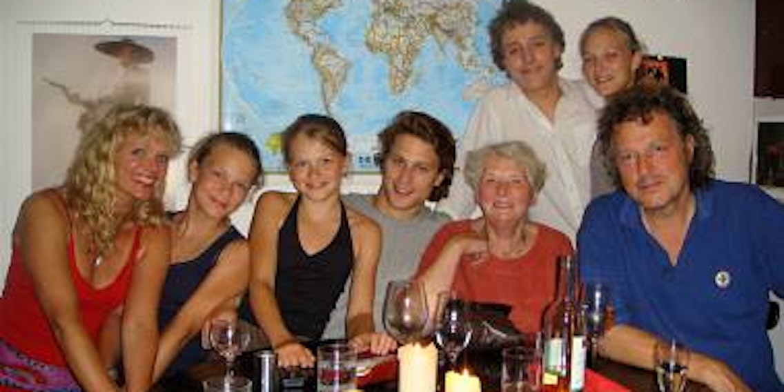 Der Niedecken-Clan, festgehalten mit Selbstauslöser (v.l.): Tina, Isis und Jojo, Severin, Käthie, Robin mit seiner Freundin Janina und Wolfgang. (Foto: privat)
