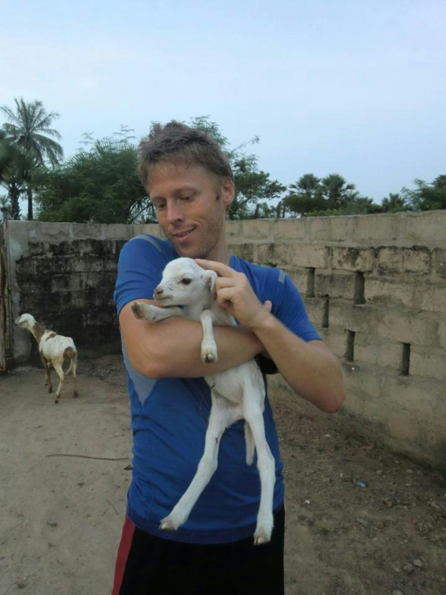 In Gambia machte Gunnar Garfors Bekanntschaft mit einer kleinen Ziege.