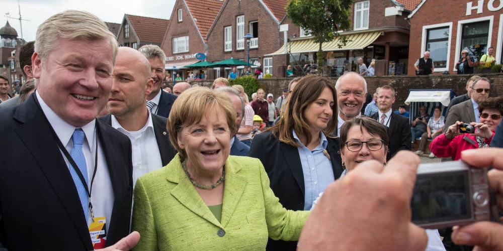 Mitte Juli besuchte Kanzlerin Angela Merkel auf ihrer Sommertour“ den Küstenort Neuharlingersiel. So ähnlich könnt es auch sein, wenn Merkel nach Bergisch Gladbach kommt.