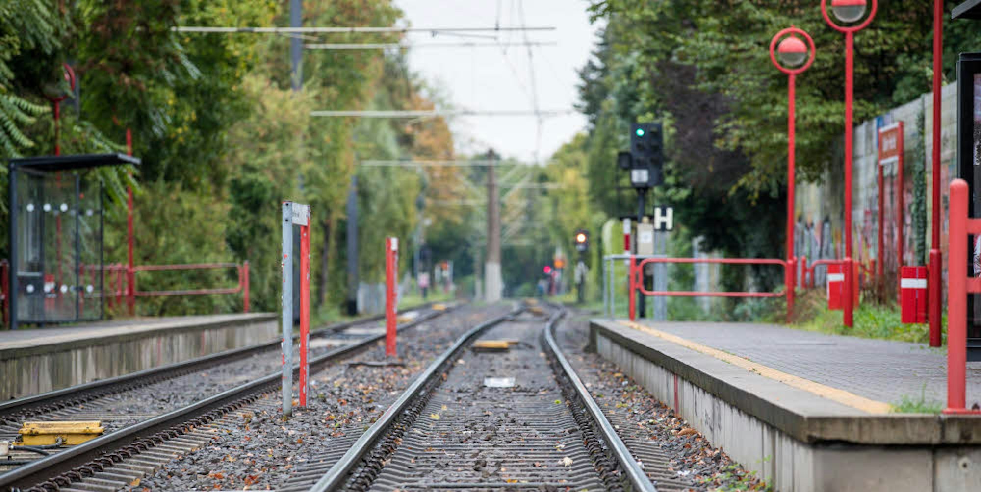 Auch an der Haltestelle Kalker Friedhof muss der Bahnsteig für die Langzüge auf der Linie 1 verlängert werden.