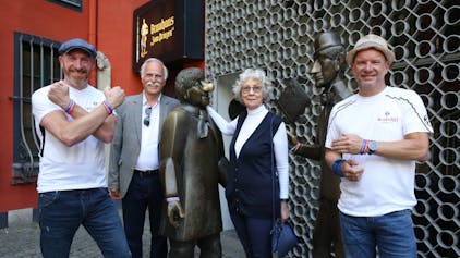 Martin Schopps, Karl-Heinz Goßmann, Hedwig Neven DuMont und Musiker Oly Blum (v.l.) trafen sich zur ersten Spendenübergabe der Bändchen-Aktion #coroNO.
