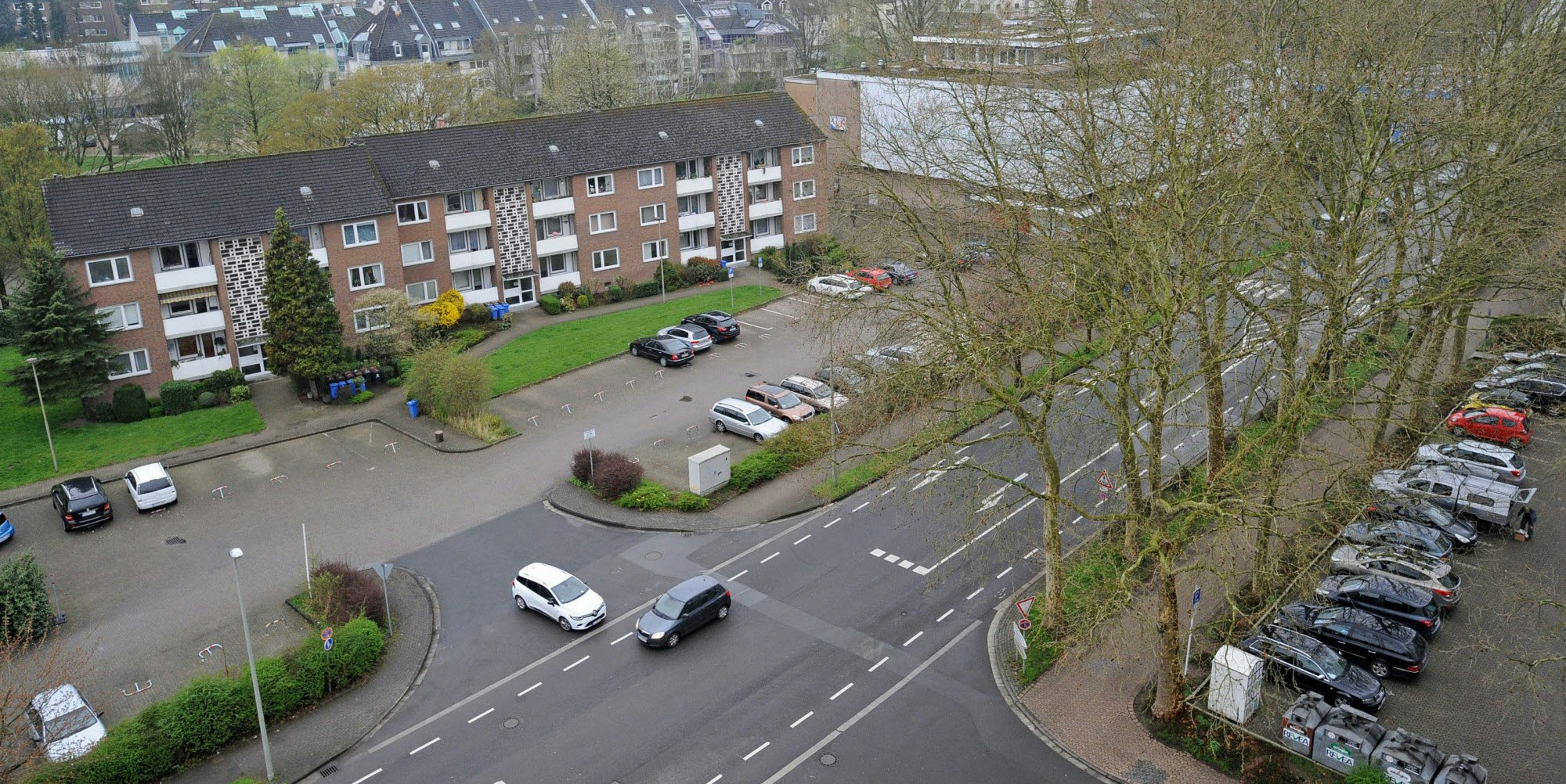 Die Zufahrt zur Tiefgarage soll in Höhe der Parkplatz-Einfahrt von der Neukirchener Straße abbiegen und mit Wohnungen überbaut werden. Die Siedlungshäuser geraten so in die zweite Reihe.