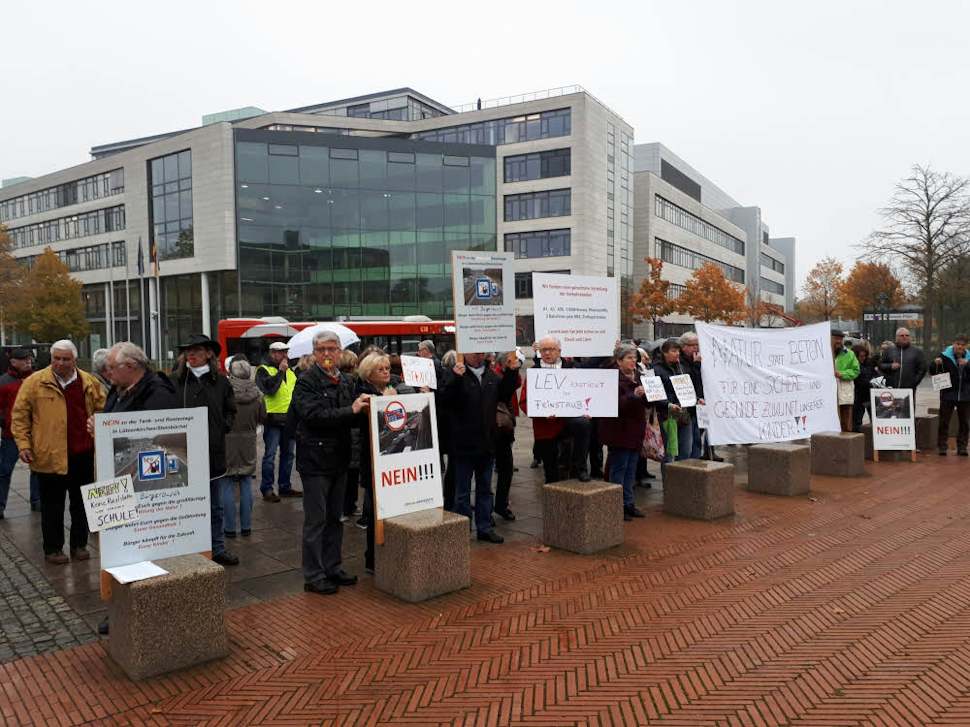 Vor dem Bundesverkehrsministerium in Bonn machten sich die Leverkusener Demonstranten auch mit Trillerpfeifen bemerkbar.