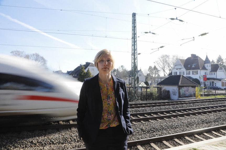 Elke Wagner klagt gegen das Eisenbahnbundesamt, weil sie die Bahntrasse Düsseldorf-Duisburg in Angermund für einen Schwarzbau hält.