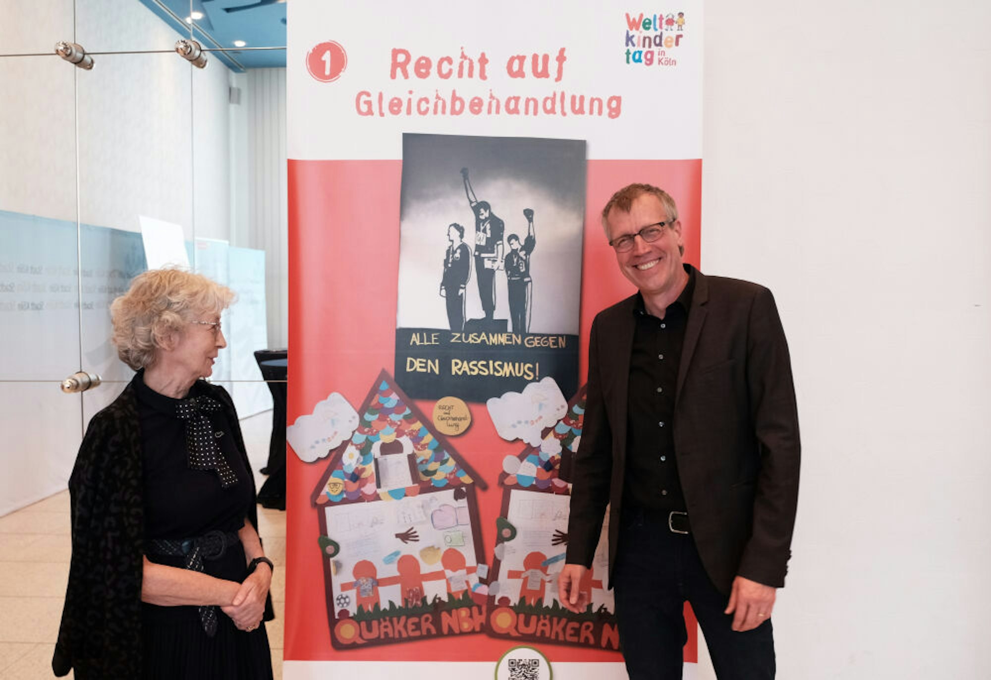 Hedwig Neven DuMont und Hans-Josef Saxler vom Lino-Club vor einem Plakat, das nächste Woche auf dem Neumarkt aufgestellt wird.