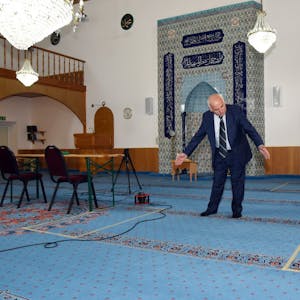 Mit zwei Metern Abstand sind die 30 Gebets-Rechtecke in der Moschee in Bergneustadt verteilt.