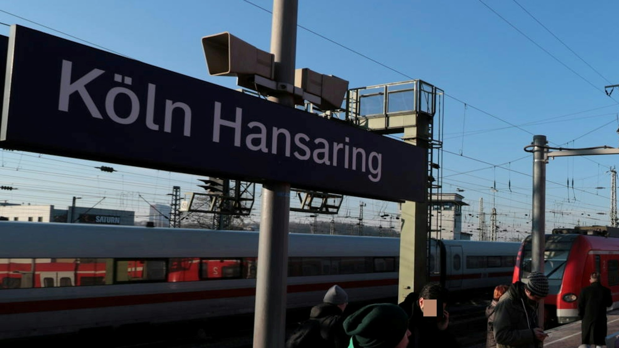 An der Haltestelle Köln Hansaring warten Menschen auf die Bahn.