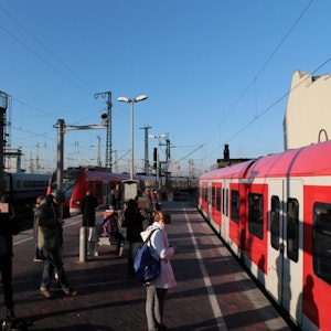 An der Haltestelle Köln Hansaring warten Menschen auf die Bahn.
