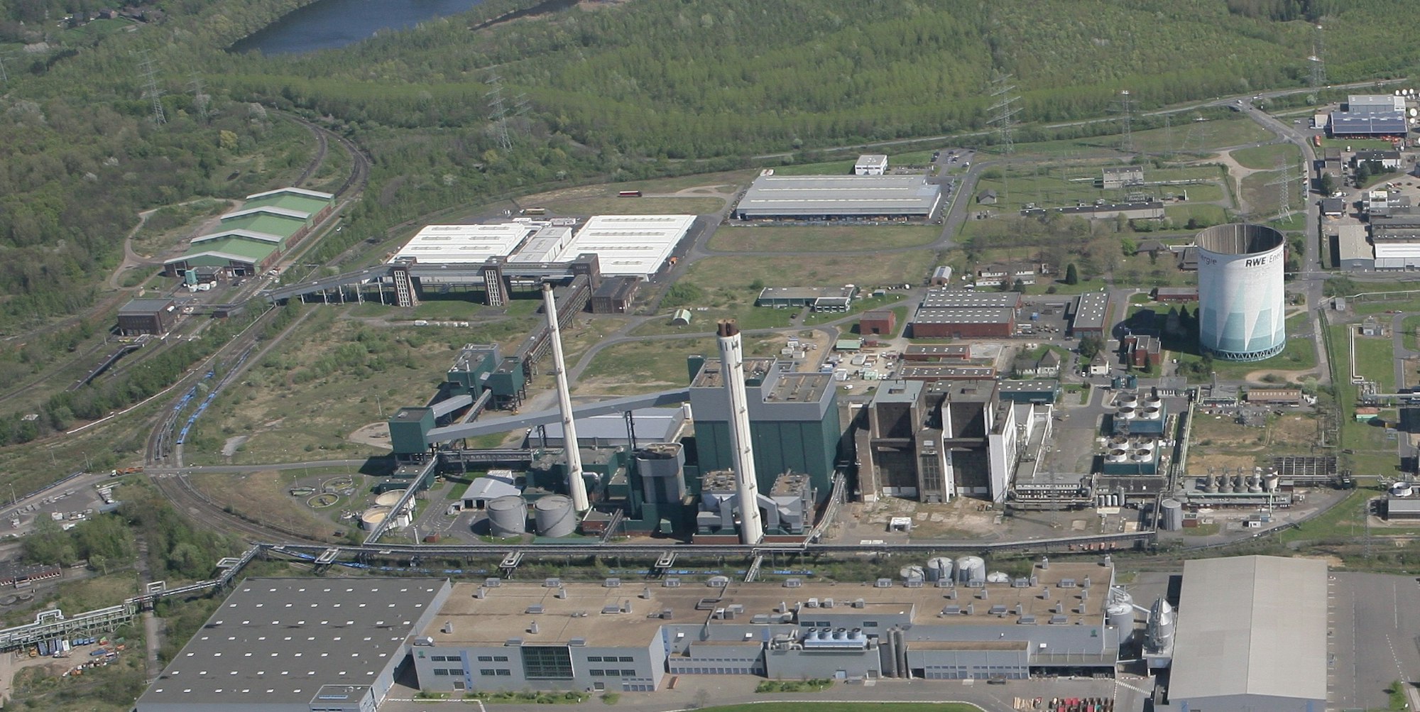 Im Schatten des Goldenbergkraftwerks plant RWE eine Verbrennungsanlage ausschließlich für Klärschlamm.