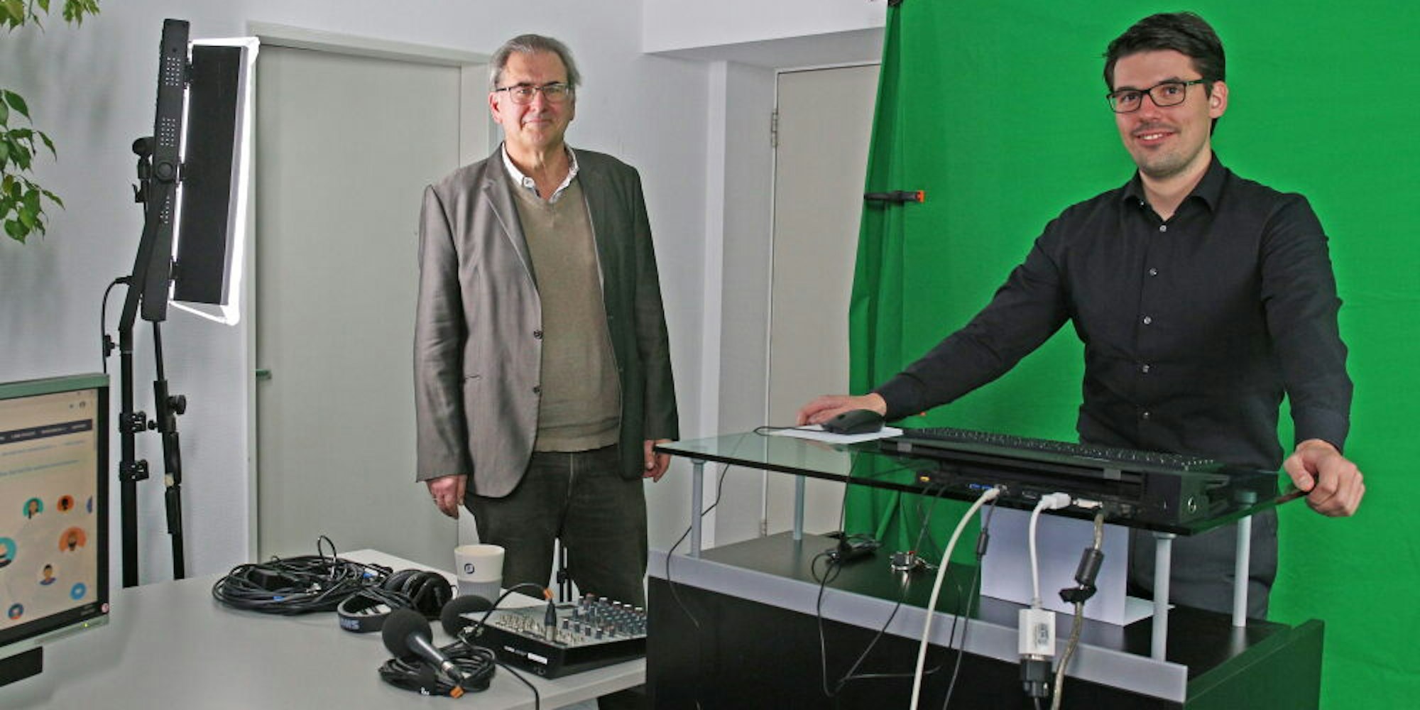 Akademie-Leiter Klaus Füßmann (l.) mit Referent Martin Thoma im Internetstudio der Akademie.