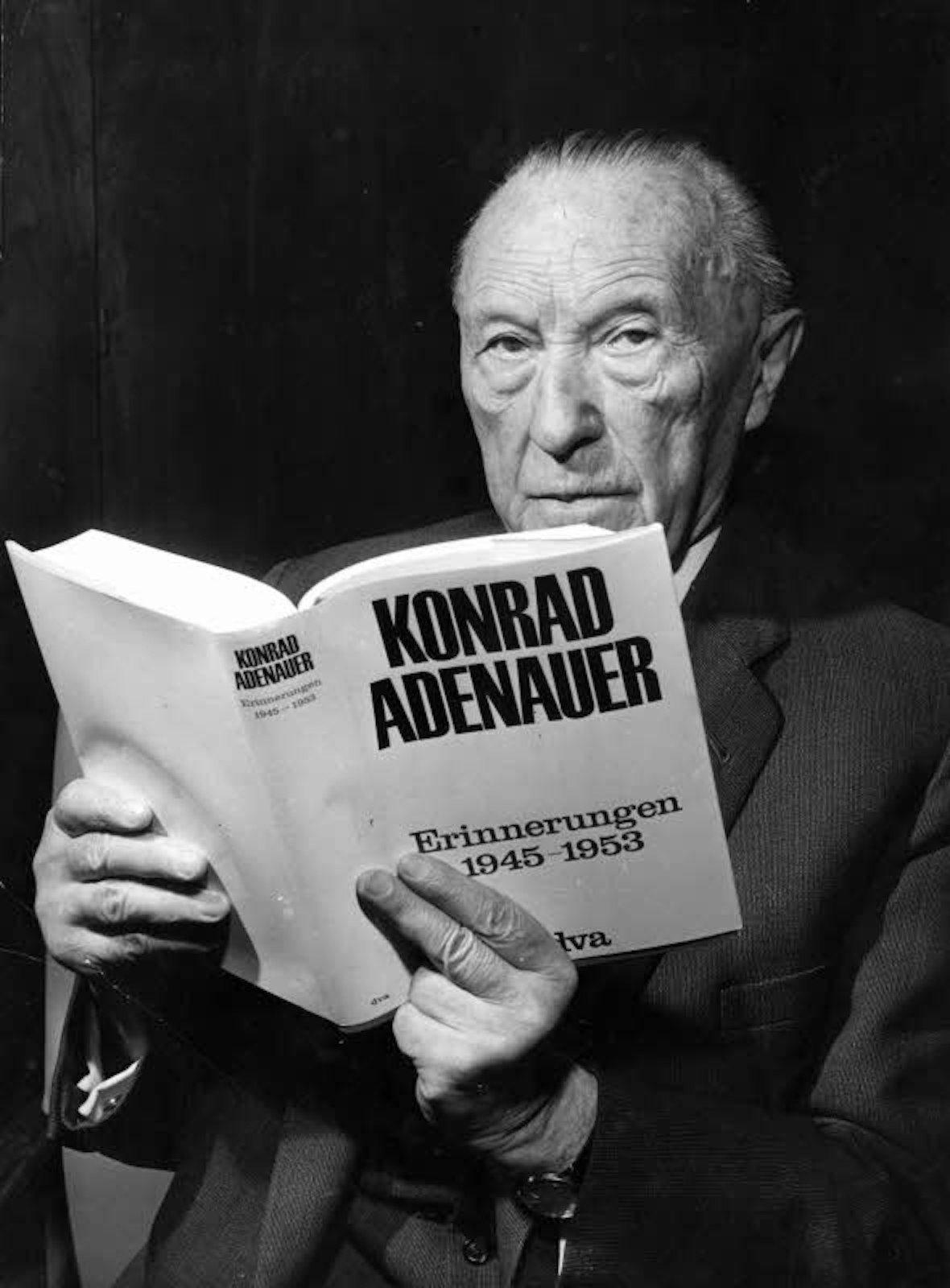 Adenauer blättert in seinen Memoiren – die Aufnahme entstand kurz vor seinem 90. Geburtstag.