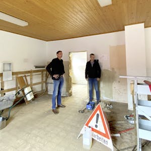 Ein Bild vom zerstörten Bauhof-Gebäude machten sich Beigeordneter Marcel Wolter (l.) und Tiefbau-Teamleiter Rolf Jöbges.