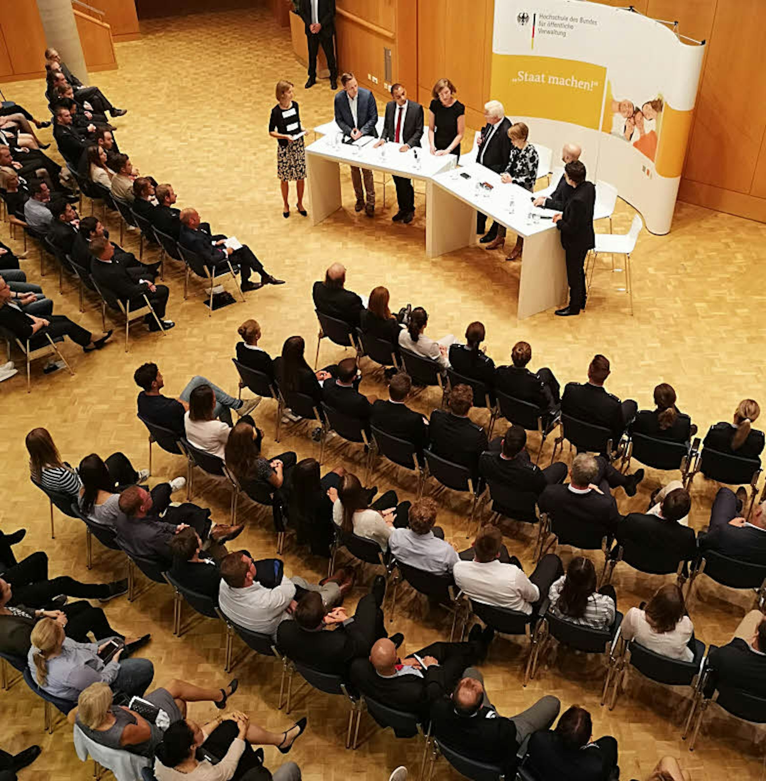 Das deutsche Staatsoberhaupt und seine Frau Elke Büdenbender stellten sich den Fragen der Studierenden an der Hochschule des Bundes.