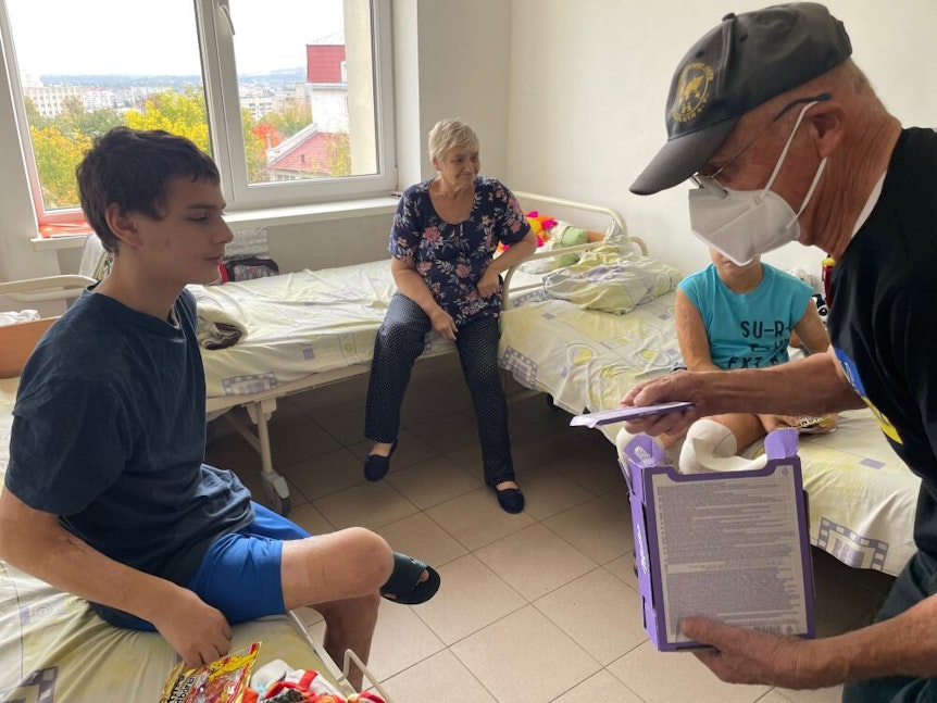 Für die Kinder der Klinik in Lviv hatten die Hilfstransporteure um Norbert Kuhl (Foto) und Ulrich Gürster neben medizinischer Hilfe auch Süßigkeiten dabei.