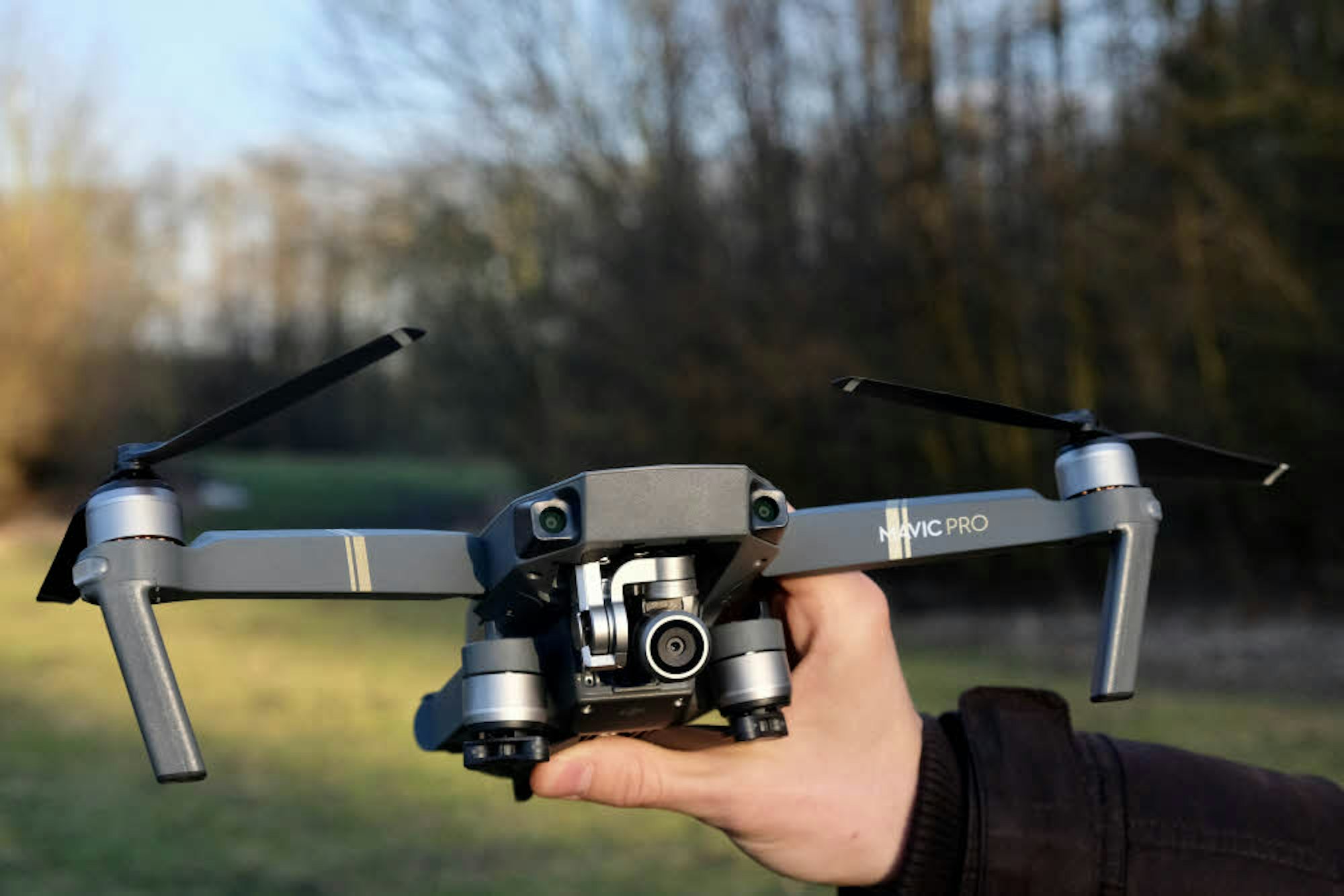 Viele Drohnen sind mit Kameras ausgestattet, mit denen man Luftbilder und Videos in hoher Qualität anfertigen kann.
