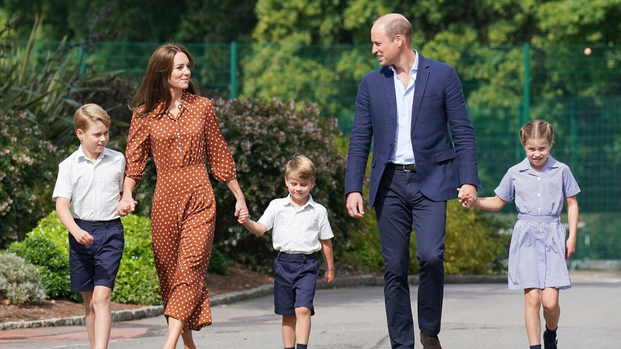 Die glückliche Familie vereint: Prinzessin Kate und Prinz William halten die Kinder Prinz George, Prinz Louis und Prinzessin Charlotte an der Hand