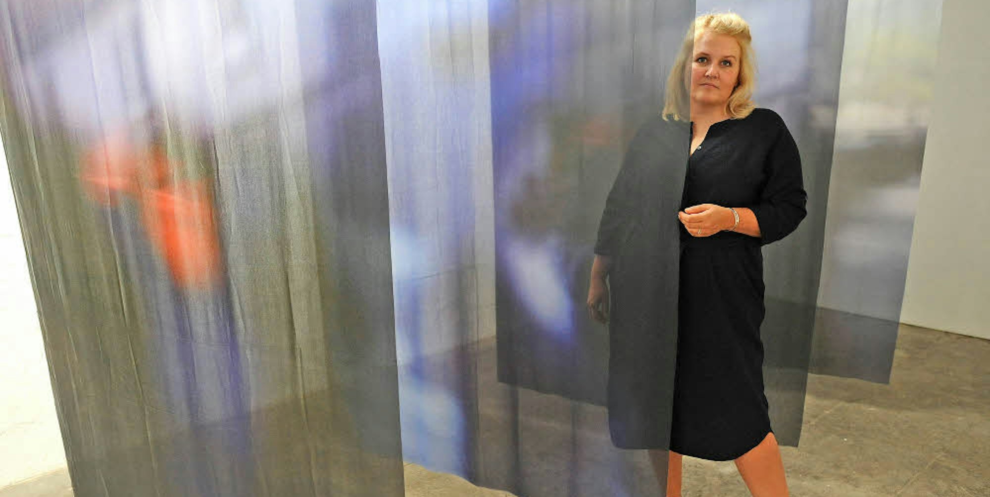 Neue Technik: Katharina Meierjohann ist bekannt für ihre Fadenbilder, bestückte die Galerie im Künstlerbunker für die Ausstellung „Hall“ jedoch auch mit großen Stoffbildern, zwischen denen man sich wie zwischen Motivschichten bewegen kann.