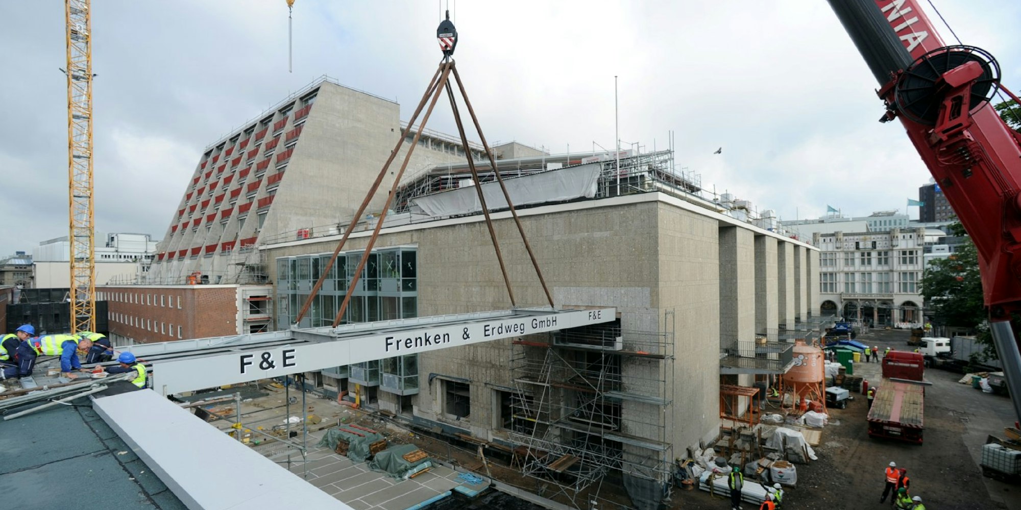 Arbeiten auf der Opern-Baustelle: Eine 20 Meter lange Stahlbrücke wird zwischen Opernhaus und Opernterassen installiert.