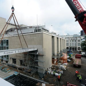 Arbeiten auf der Opern-Baustelle: Eine 20 Meter lange Stahlbrücke wird zwischen Opernhaus und Opernterassen installiert.