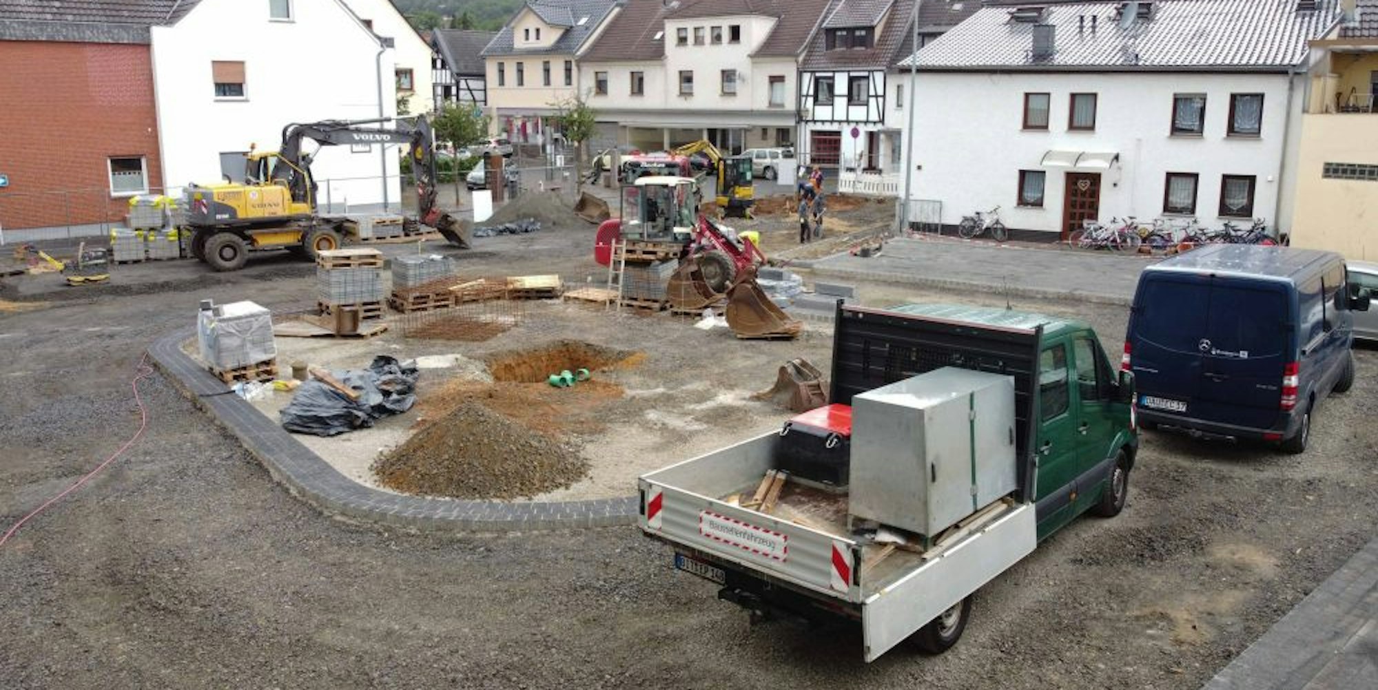 Noch wird fleißig gearbeitet: Ende des Monats soll der neu gestaltete Arenbergplatz in Kommern fertig sein.