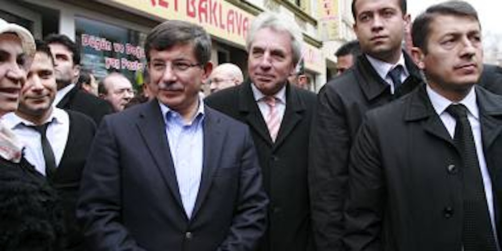 Der türkische Außenminister Ahmet Davutoglu (2.v.l.) mit dem Kölner OB Jürgen Roters (Mitte).