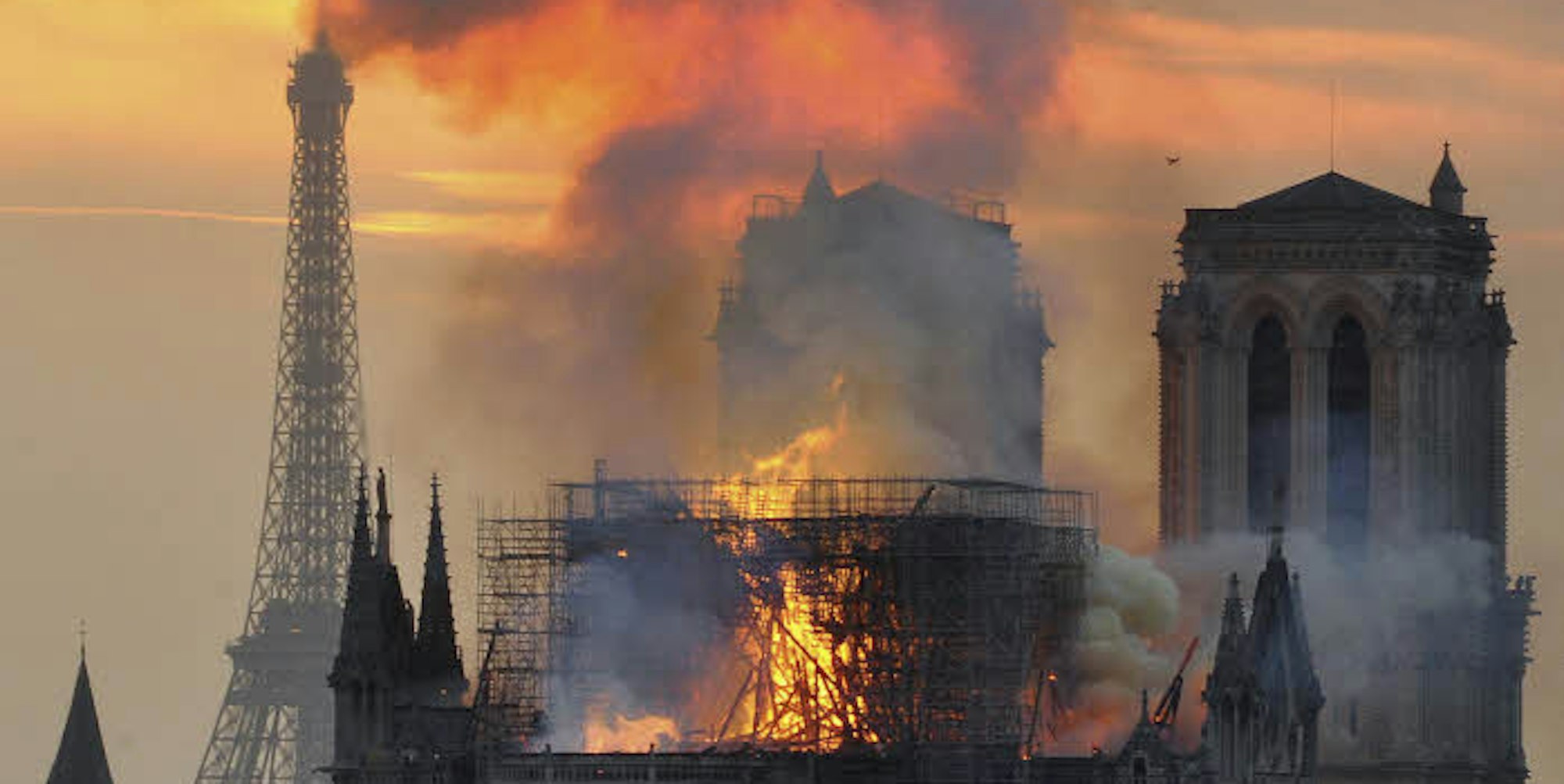 Ein Feuer hat Notre-Dame in Paris schwer beschädigt.