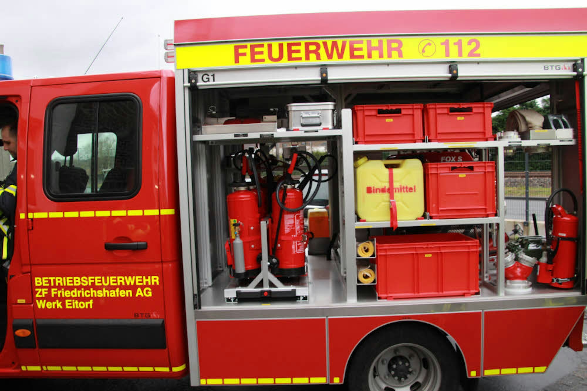 Speziell für den Einsatz beim Automobilzulieferer ZF Friedrichshafen sind die Metallbrandlöscher im Feuerwehrwagen.