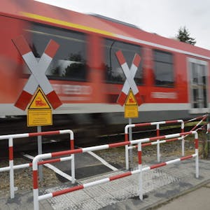 Auf gelben Schildern wird gewarnt: „Achtung Zugdurchfahrten ohne vorheriges Pfeifsignal!“