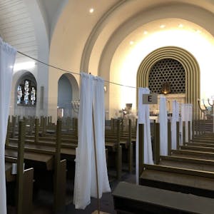 Die Synagoge an der Roonstraße, wegen der Pandemie, derzeit wegen der Pandemie mit Tüchern „geteilt“, ist das Zentrum auch des sozialen Engagements. 