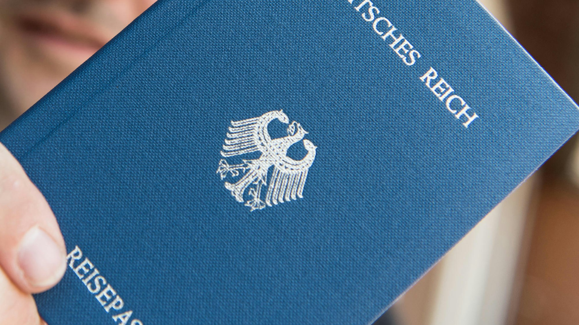Ein Reichsbürger-Pass mit blauem Einband.