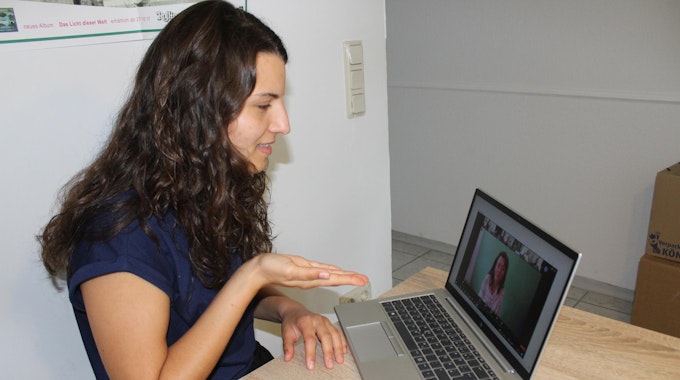 Unsere Autorin Larissa Niesen beim Online-Kurs zur Gebärdensprache.