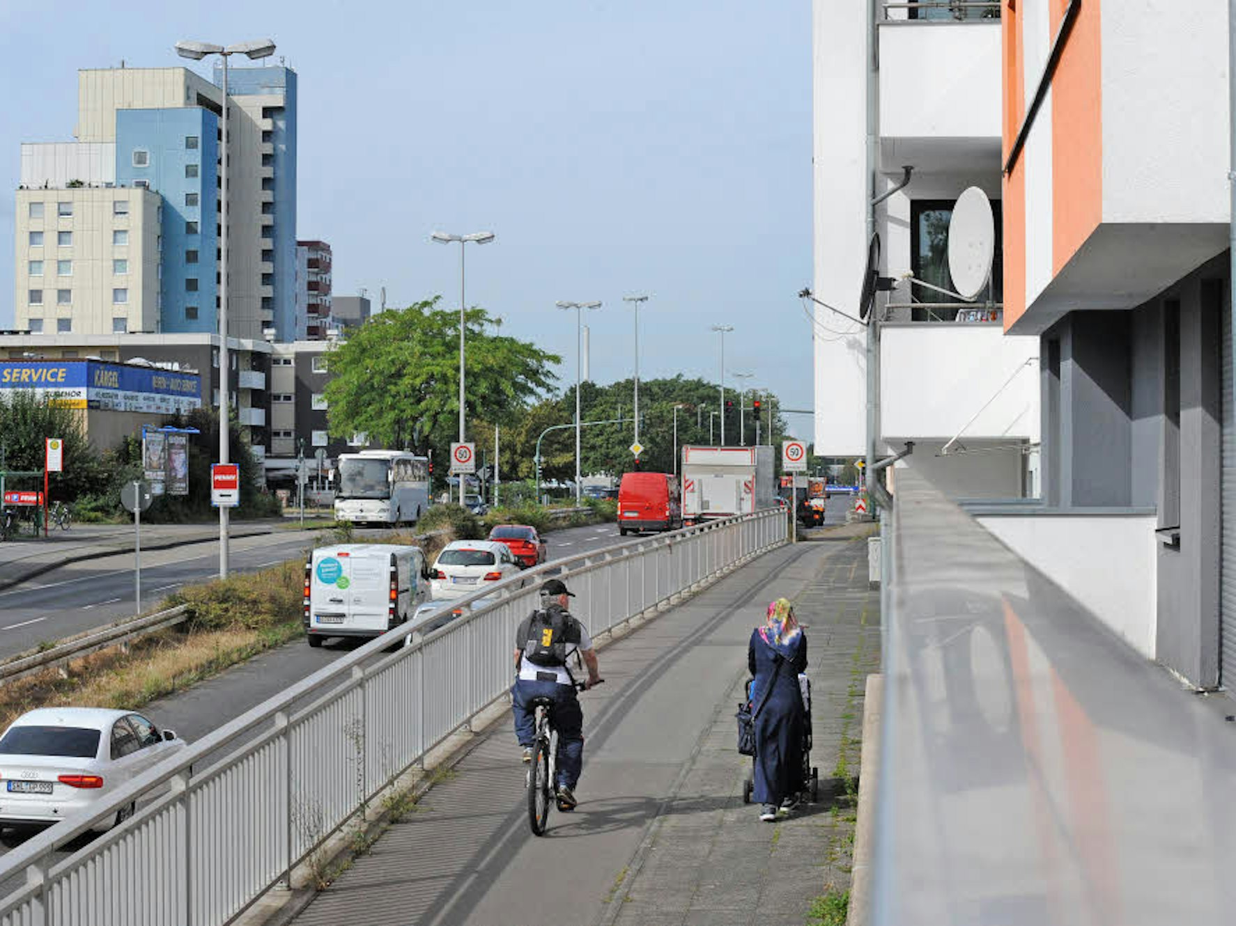 Die Gustav-Heinemann-Straße zerschneidet den Stadtteil – und die schlechteste Luft Leverkusens ist dort auch noch.