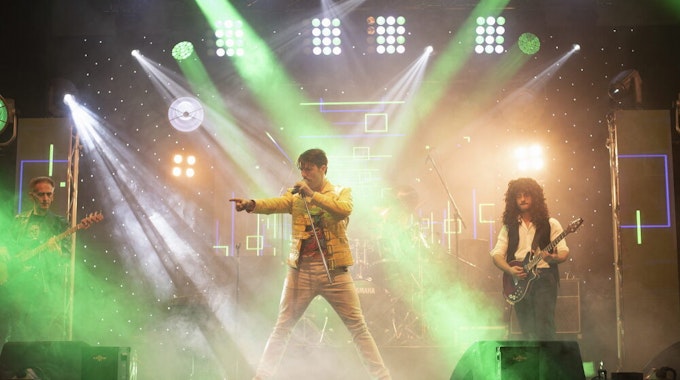 Die niederländische Coverband „Queen Must Go On“ verbindet die Rockmusik von „Queen“ mit einer effektvollen Show.