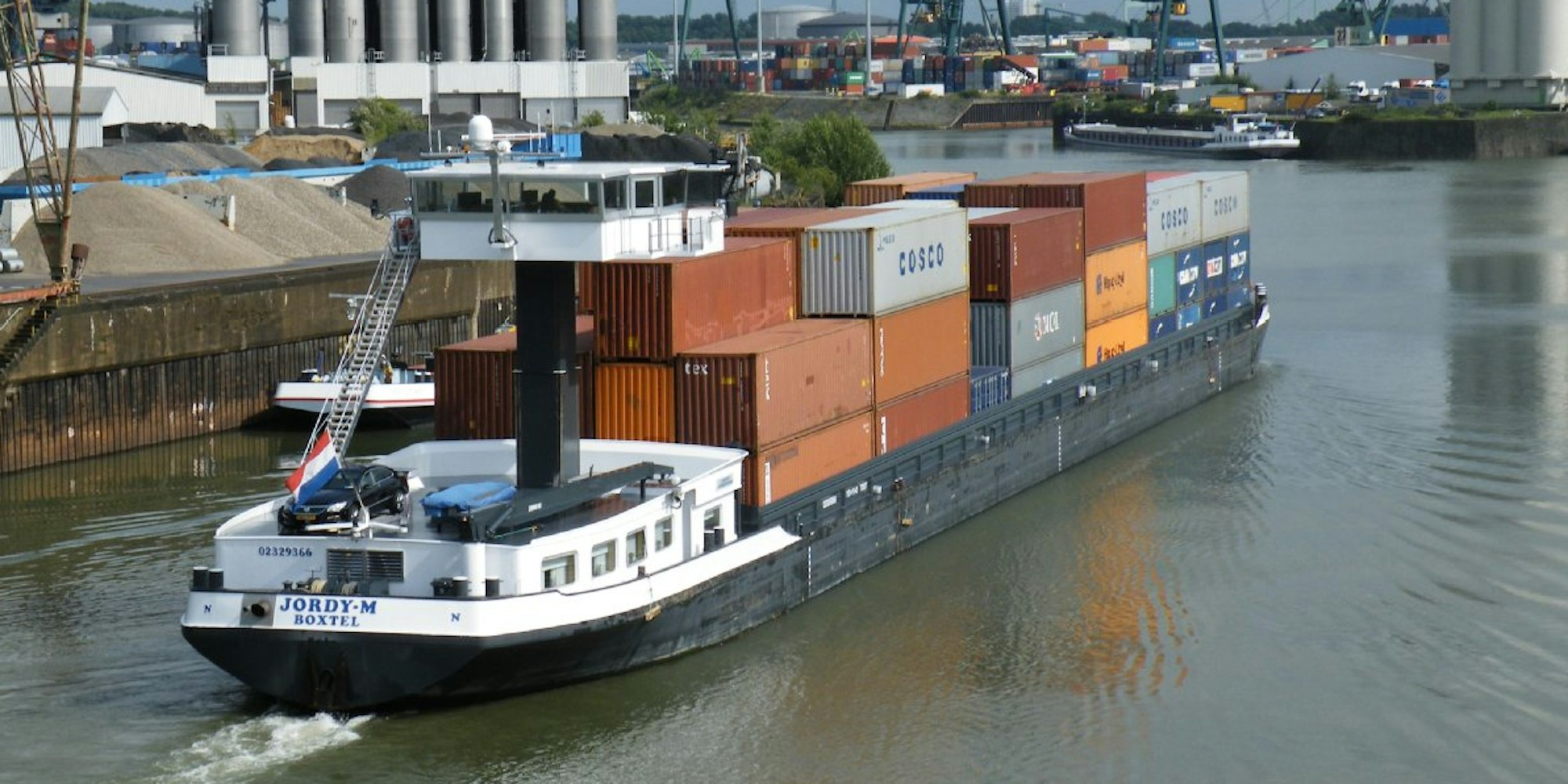 Impression aus dem Niehler Hafen: Ein holländisches Containerschiff steuert den Stapelkai samt Kranbrücke an.