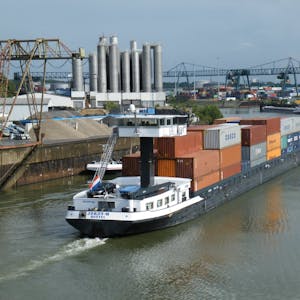 Impression aus dem Niehler Hafen: Ein holländisches Containerschiff steuert den Stapelkai samt Kranbrücke an.