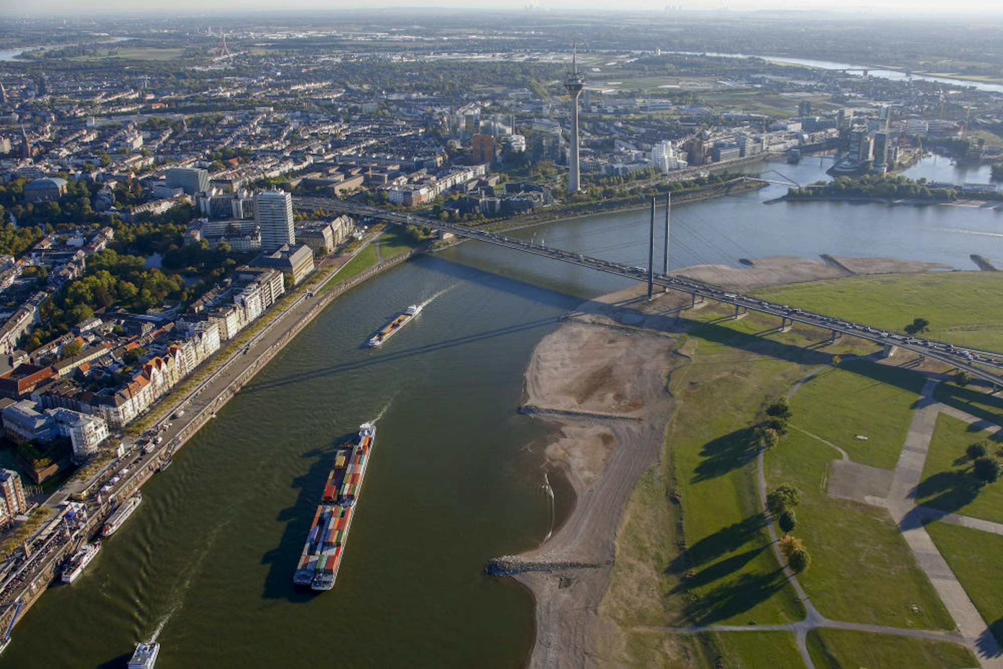 Blick aus der Luft auf den Rhein in Düsseldorf