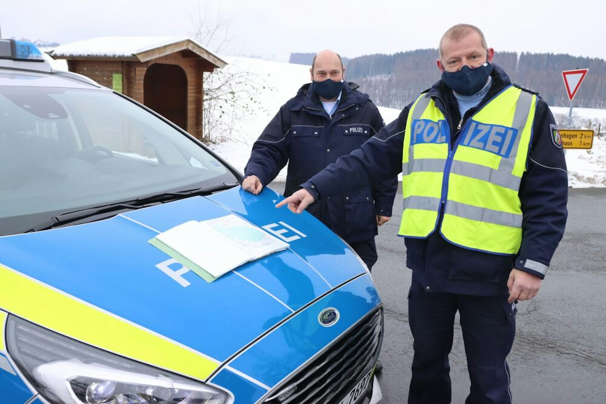 Polizeibezirksbeamte Roger Fischer und Carsten Eckey nehmen den erlaubten Radius in den Blick.