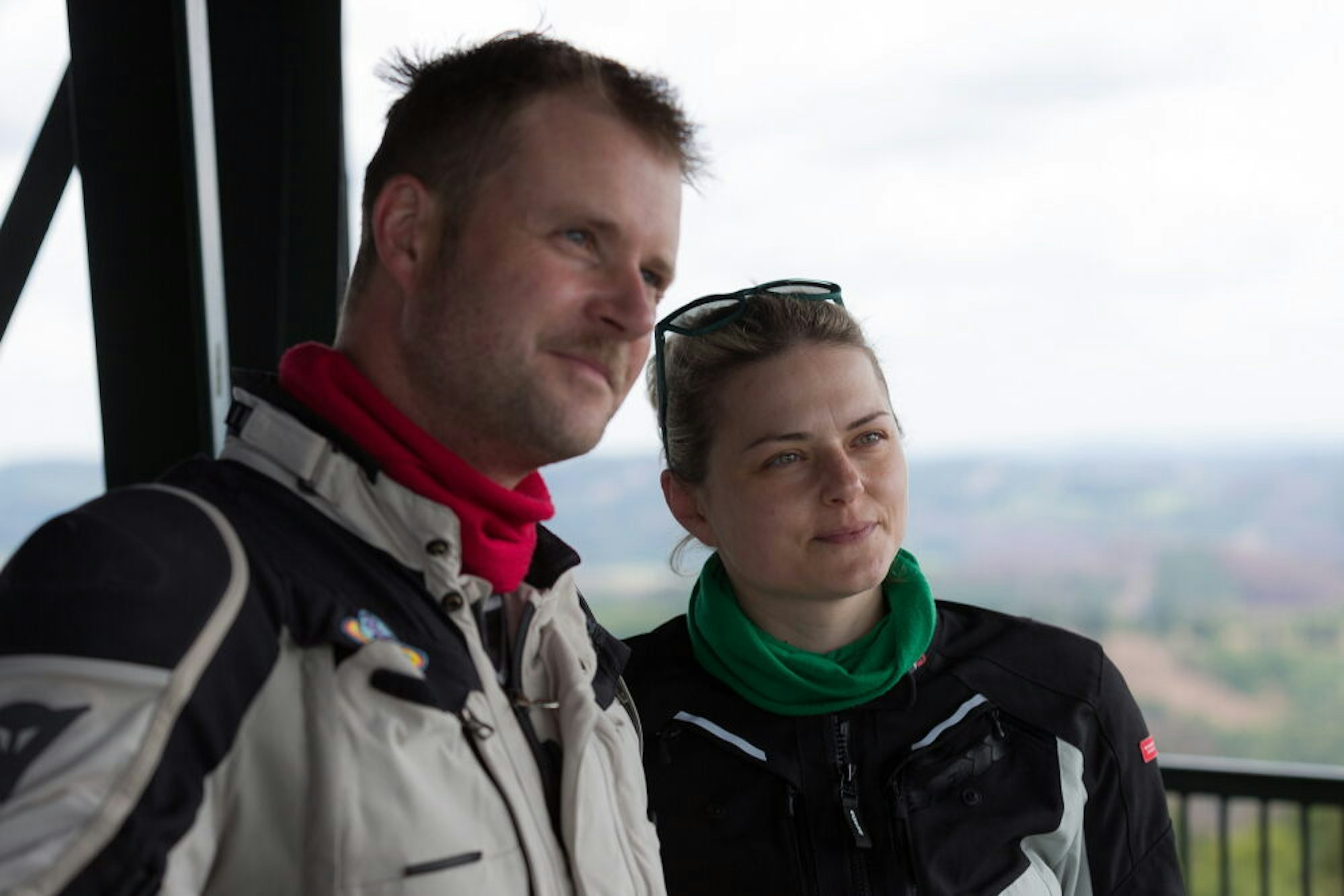Nicht nur das Kölner Paar Corny Köster und Jess Blum genießt bei seinen Touren durchs Bergische die Aussicht vom Turm auf dem Unnenberg.