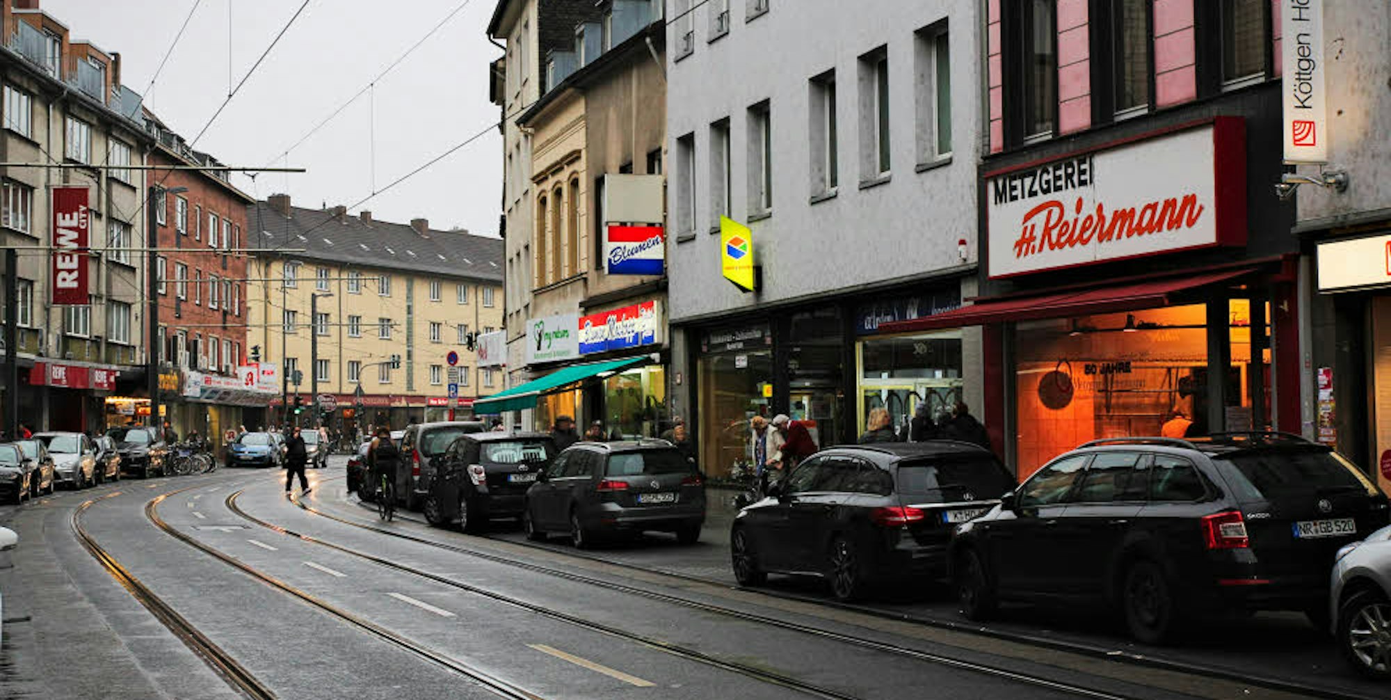 Für die kleinen Läden auf dem Höninger Weg wird es schwieriger, trotz Stadtbahnanbindung und Kundenmagneten wie dem Supermarkt an der Kreuzung mit dem Gottesweg.