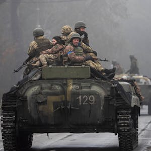 Ukrainische Soldaten Panzer 1604
