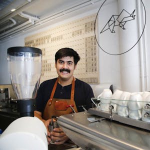 Röster Andres Maraia ist im Kaffee Saurus am Friesenplatz bei der Arbeit. 