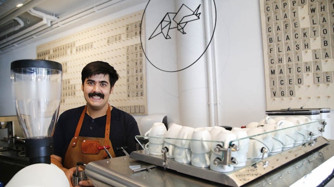Röster Andres Maraia ist im Kaffee Saurus am Friesenplatz bei der Arbeit. 