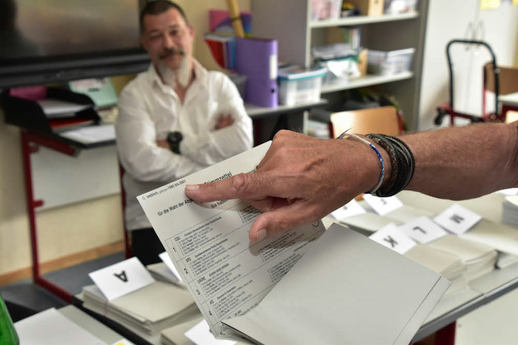 Stimmzettel des statistischen Bundesamtes waren markiert. ARD und ZDF befragten vor den Lokalen.