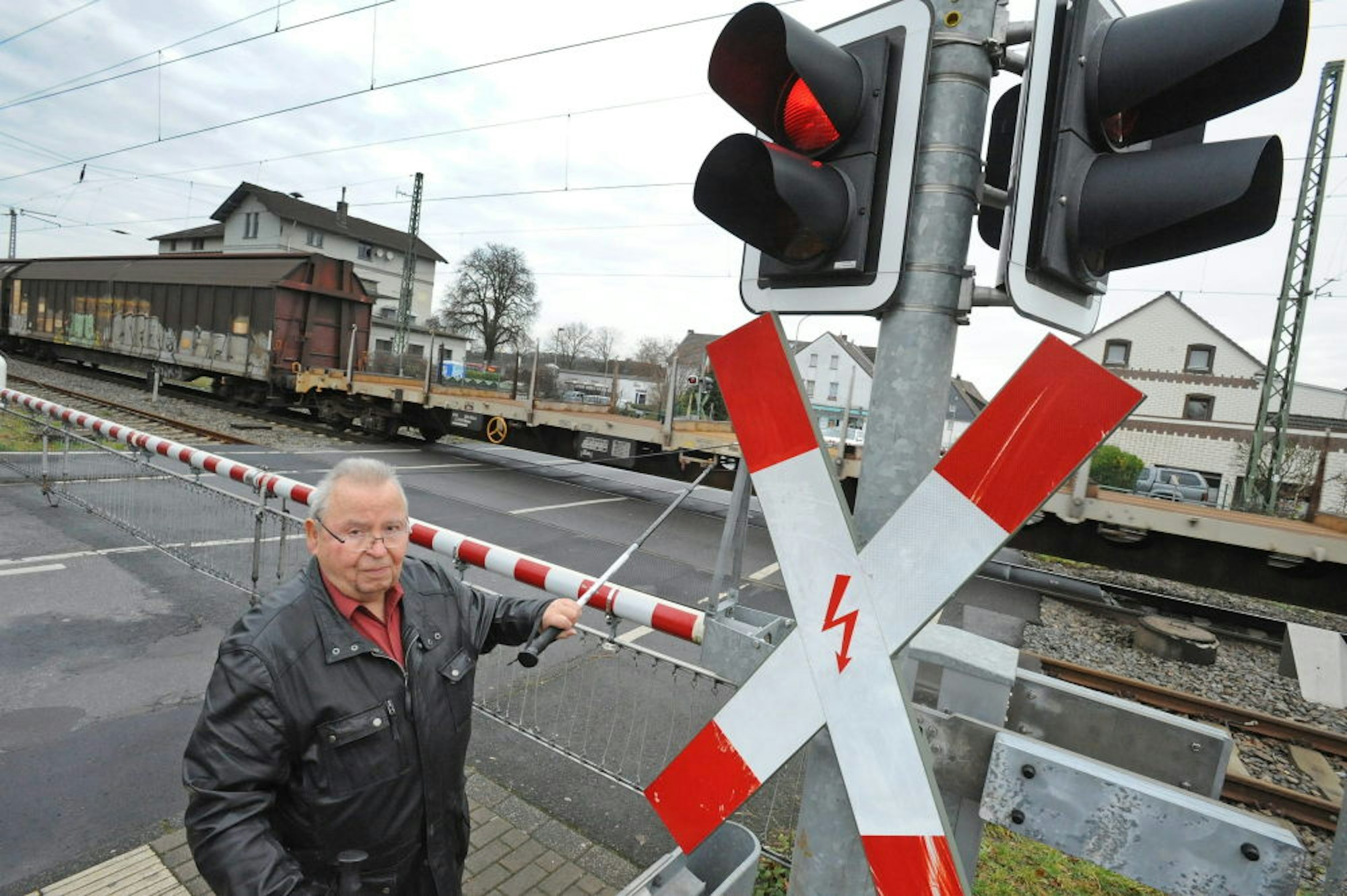 Gerd Cislik an der Schranke am Leichlinger Bahnhof, in der er eingesperrt war. Neben den Baken gibt es kein Schlupfloch.
