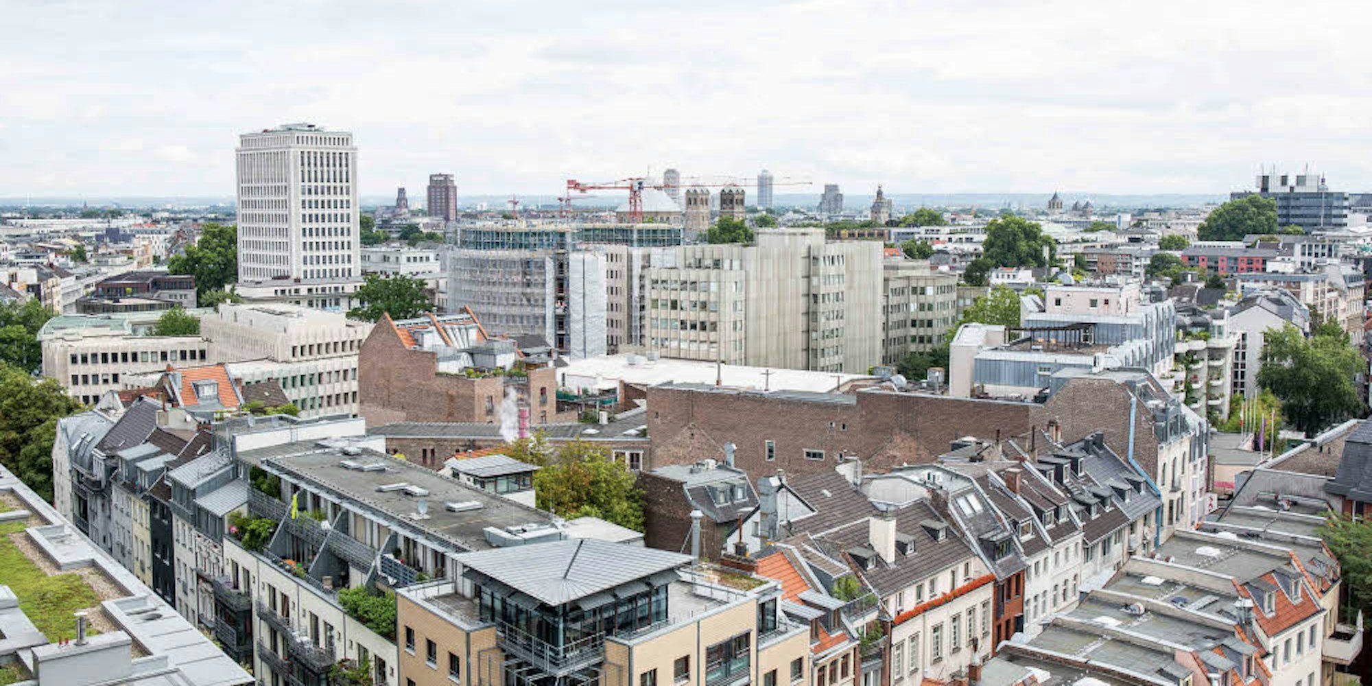 Mitten in der Stadt: Blick vom Hohenzollernring über die Friesenstraße (unten im Bild) auf das Gerling-Quartier samt Hochhaus (links) und neuem Hotel, über dem sich der Baukran noch dreht.