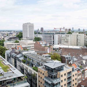Mitten in der Stadt: Blick vom Hohenzollernring über die Friesenstraße (unten im Bild) auf das Gerling-Quartier samt Hochhaus (links) und neuem Hotel, über dem sich der Baukran noch dreht.