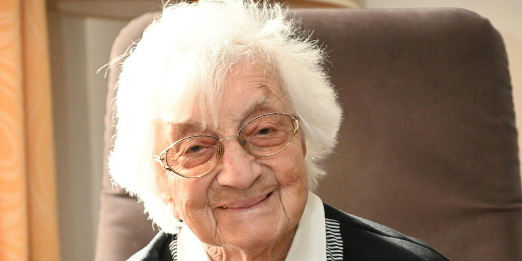 Johanna Haase verfolgt auch mit 101 Jahren noch die Nachrichten von nah und fern.